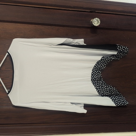 Chicos Travelers Black & White Mixed Pattern Top Size Medium Petite ( 8/10) - Picture 5 of 6